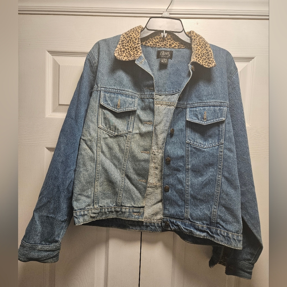 Stylish Blue Denim Jacket with Leopard Print Collar